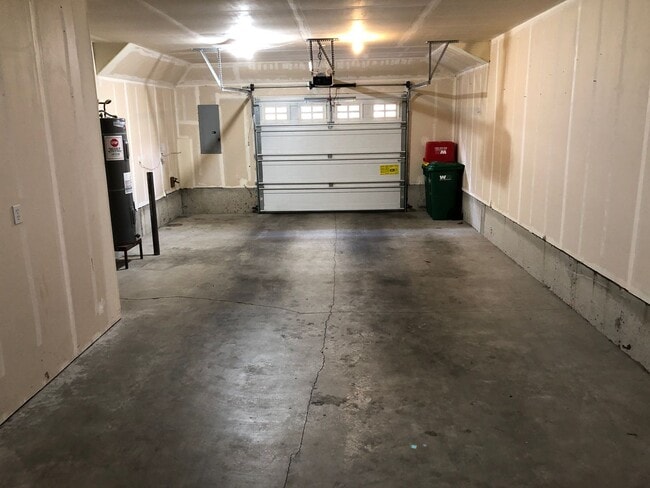 Building Photo - 2-Bedroom in Beaverton near Progress Ridge...