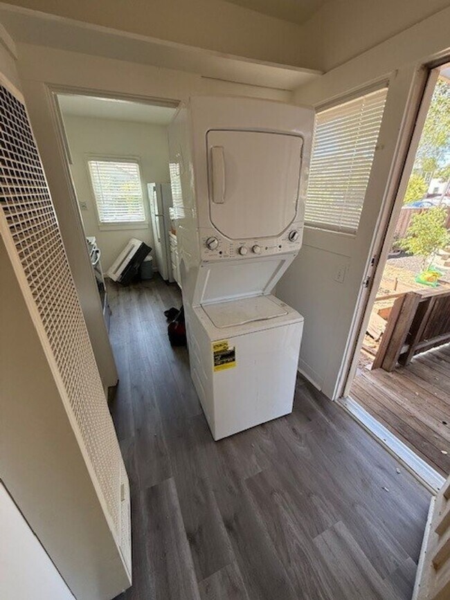 Building Photo - Burlingame Charming One-Bedroom Home  Open Saturday 3:30pm