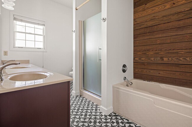 Building Photo - Spacious Cape Cod-Style Home in South Asheville