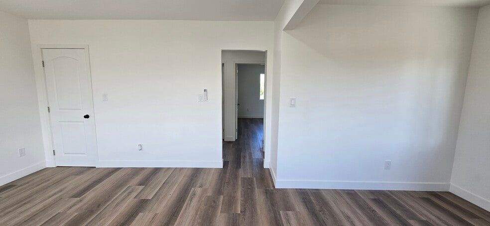 Building Photo - 833 E 92nd St