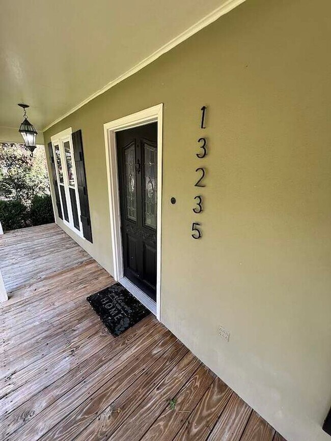Building Photo - Charming Baton Rouge Home with Flex Room, Fireplace & Spacious Front Porch