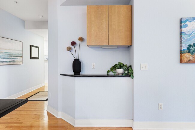 Building Photo - Gorgeous condo with city views