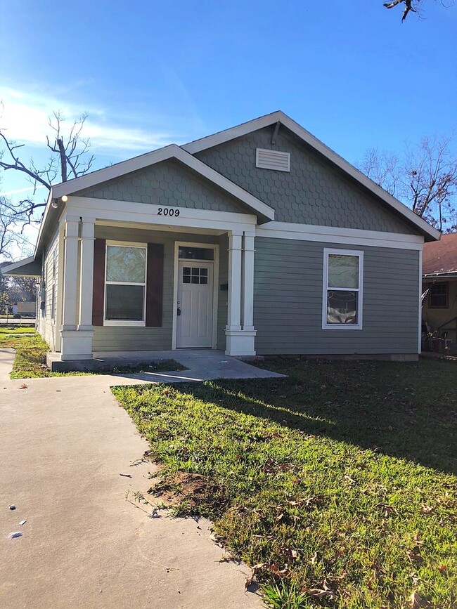 Building Photo - 2009 Cable Ave