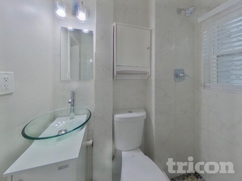 Building Photo - 4223 Dinglewood Ave