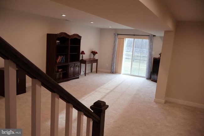 Building Photo - 659 Thomas Penn Dr