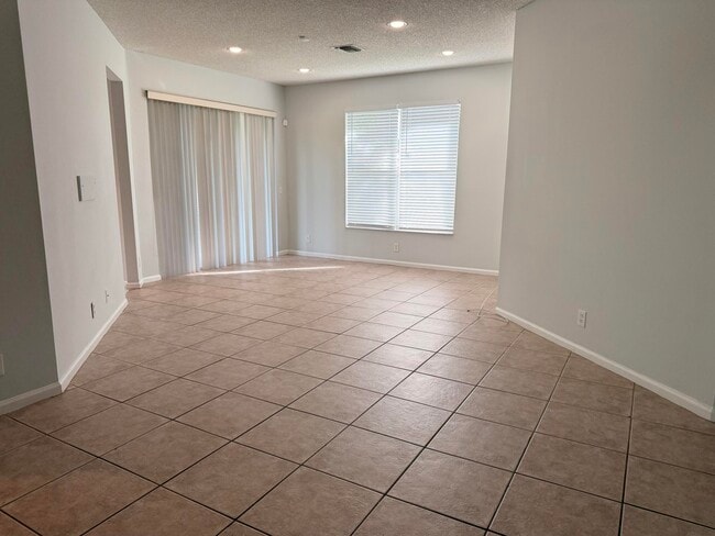 Building Photo - 12077 Pointe Cir
