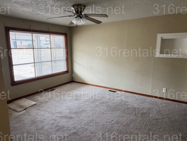 Building Photo - 2 Bed 1 bath house with attached garage in El Dorado!