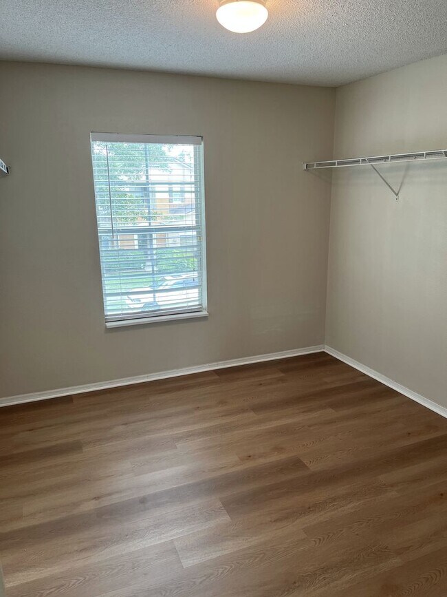 Building Photo - Single family home with lawncare included