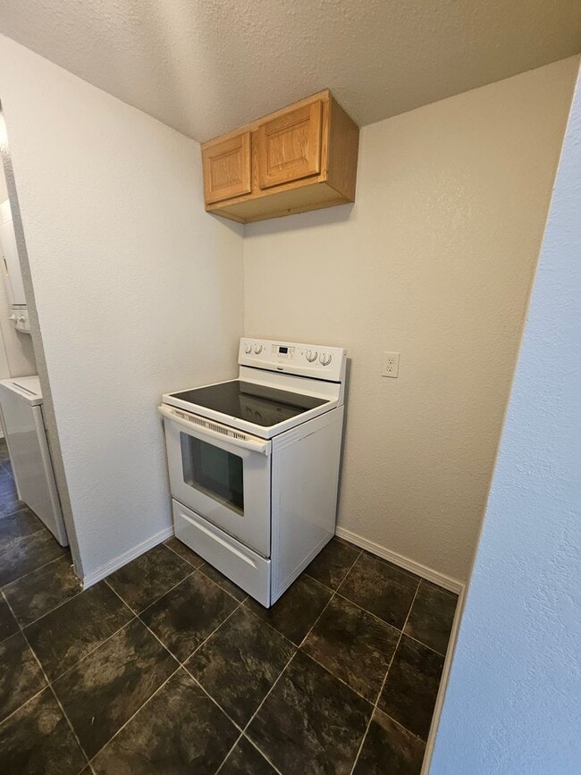 Building Photo - Cute little 2 bedroom with a big yard!