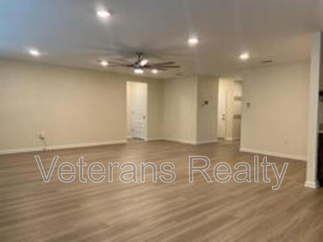 Building Photo - 8 Periwinkle Ln