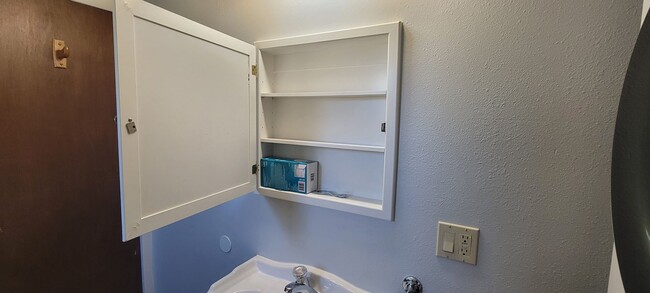 Building Photo - 2 Bedroom Home