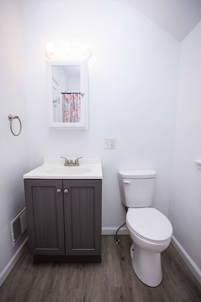 Building Photo - Beautiful three bedroom home with fenced i...