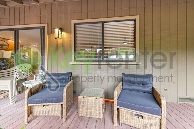 Building Photo - 9635 Oak Leaf Way