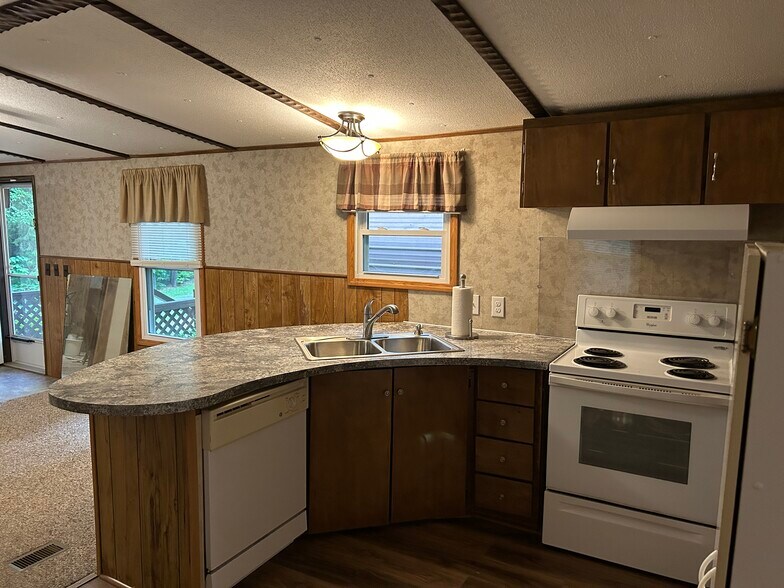 Kitchen - 10975 E US Highway 64