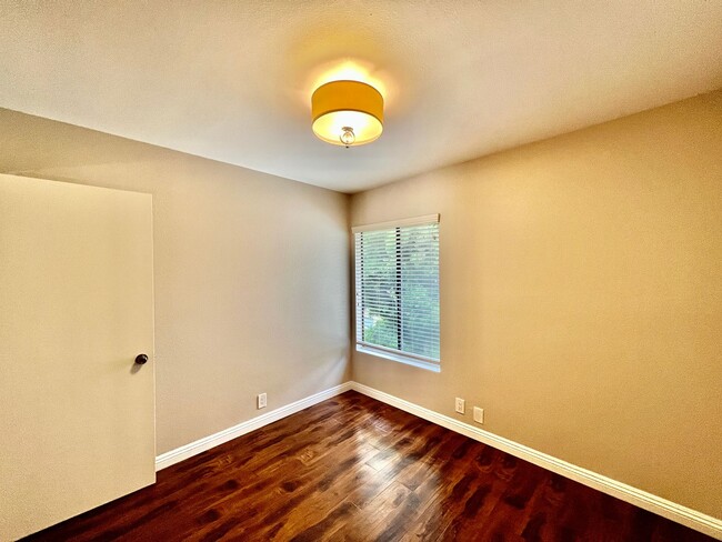 Building Photo - Beautiful 3B/2.5BA W/ Attached 2 Car Garag...