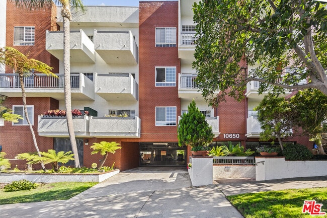 Primary Photo - 10650 Kinnard Ave