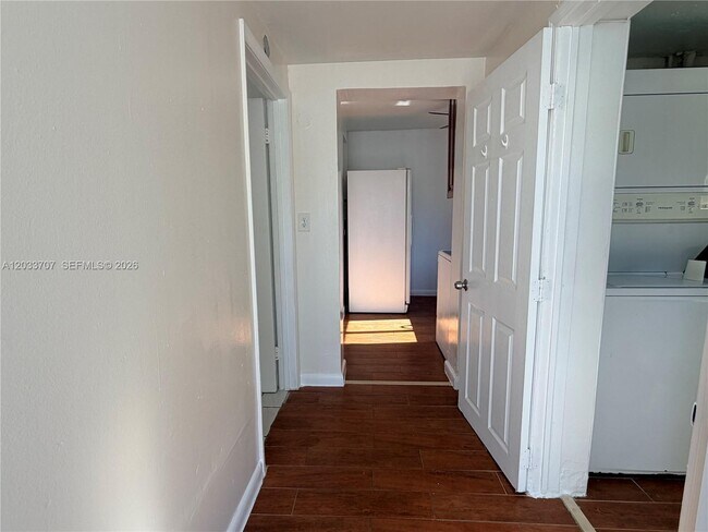 Building Photo - 2500 Sunshine Blvd
