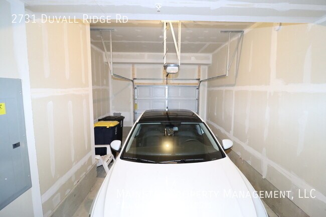 Building Photo - 2 Bedroom Plus DEN End Unit Townhome W Gar...
