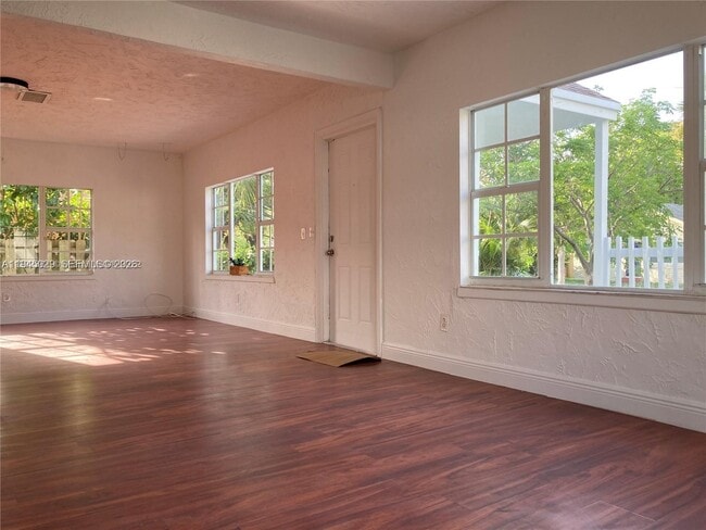 Building Photo - 643 33rd St