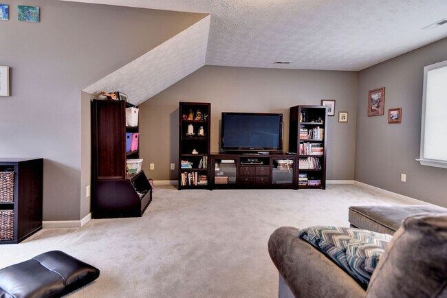 Building Photo - Spacious and Updated Yorktown Home