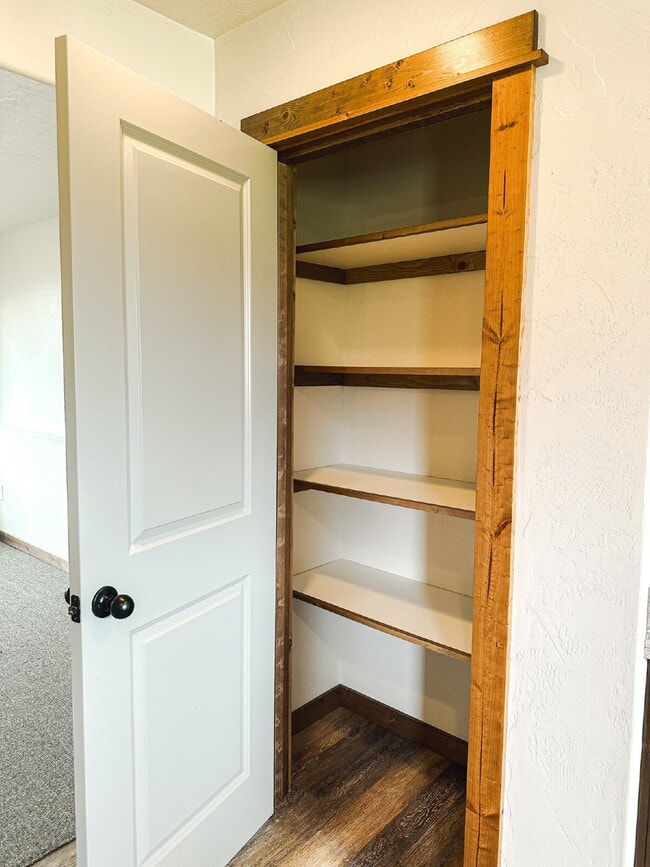 Building Photo - 3 Bedroom, 1 Bathroom Lower Level Duplex