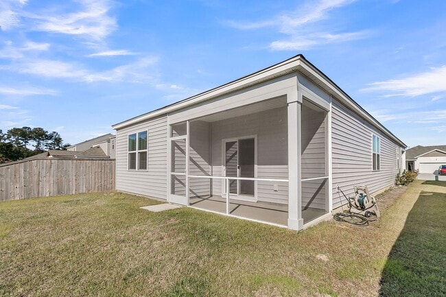 Building Photo - 3 Bedroom 2.5 Bath Located in Pine Hills i...