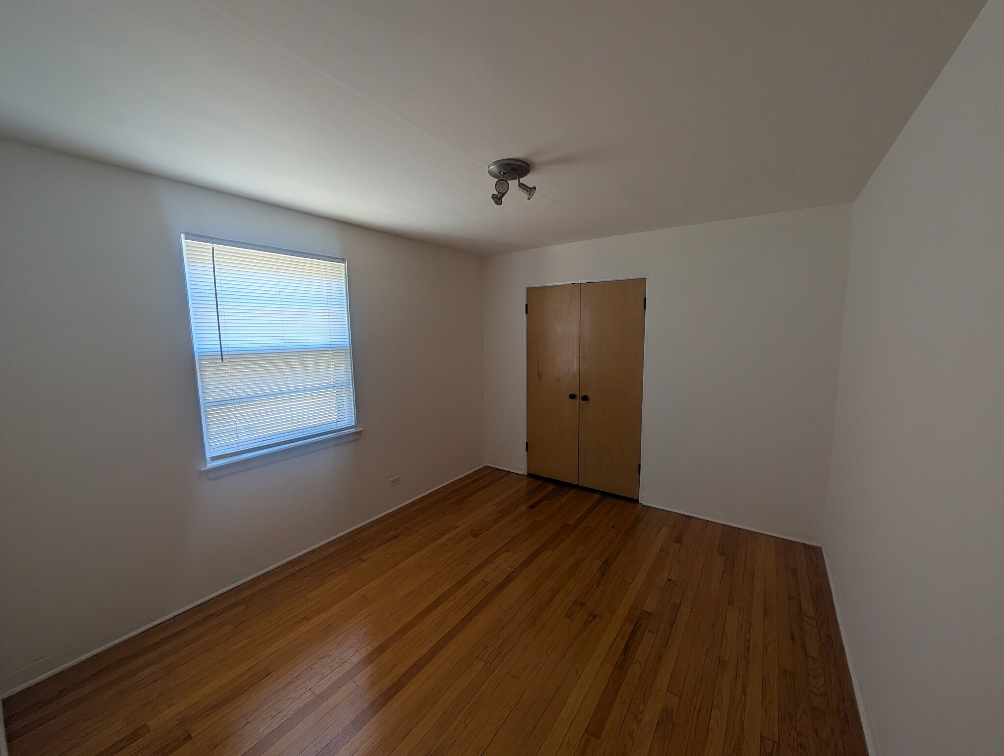 Building Photo - 2736 W Farragut Ave