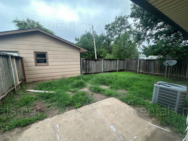 Building Photo - $895 - 2 bed 1 bath - Duplex
