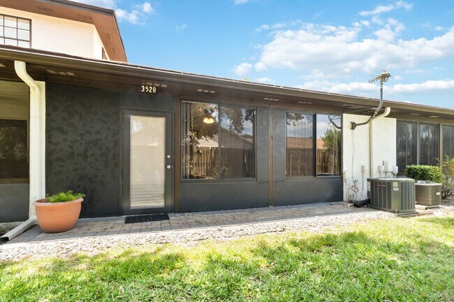 Building Photo - Beautiful Modern 2/1 Townhome in St. Cloud's Pine Lake Villas