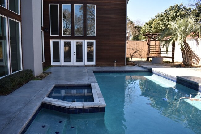 Building Photo - Modern home with pool in Arlington