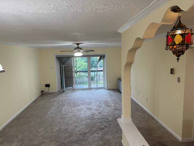 Building Photo - 7420 Lakeview Dr