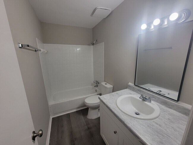 Building Photo - 1546 Hamilton Dr