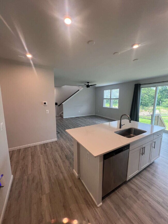 Building Photo - Spacious 3-Bedroom Rental in Sought-After ...