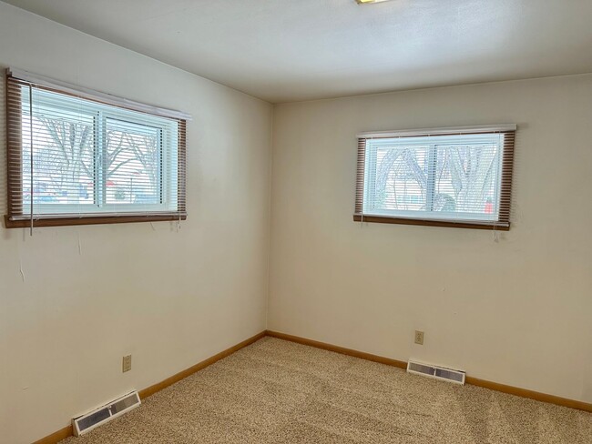 Building Photo - 3 Bedroom 2.5 Bath - South Fargo