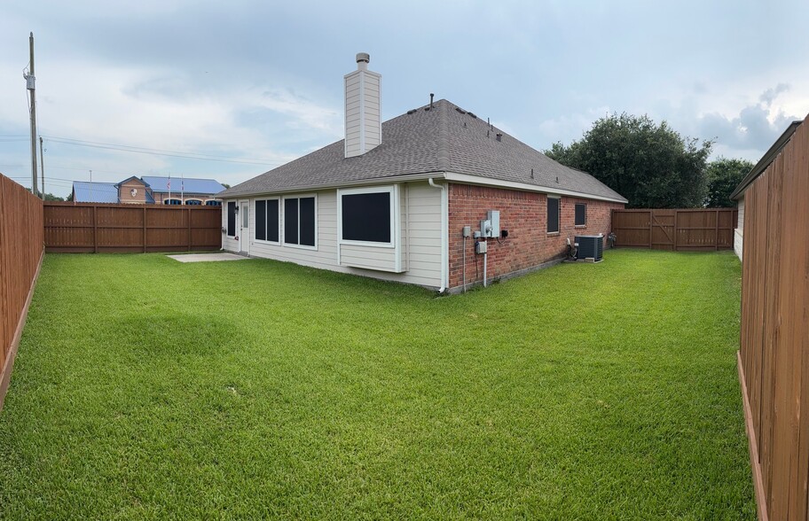 Building Photo - 4623 Village Park Dr