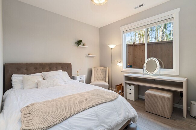 Building Photo - Luxury North Creek Living with Privacy and Designer Upgrades