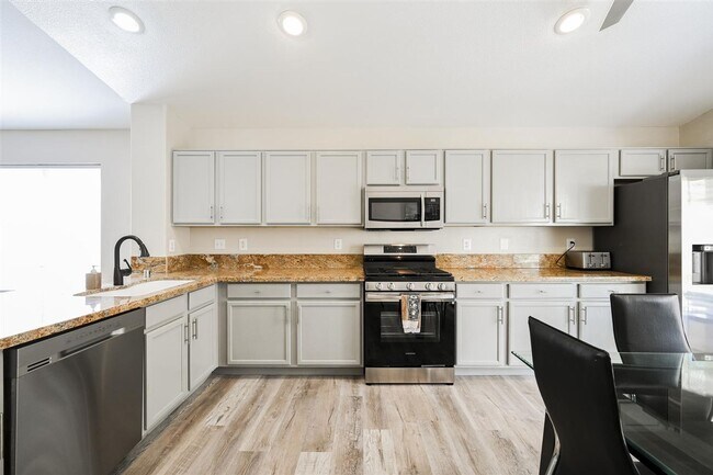 Building Photo - Fully Furnished - Turn Key - Short Term 31days+ - Sleeps up to 7