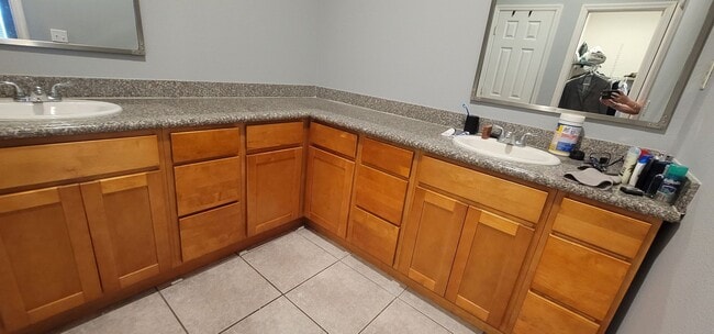 Building Photo - MODERN 3/2 w/ Garage, Fenced Yard, Washer/...