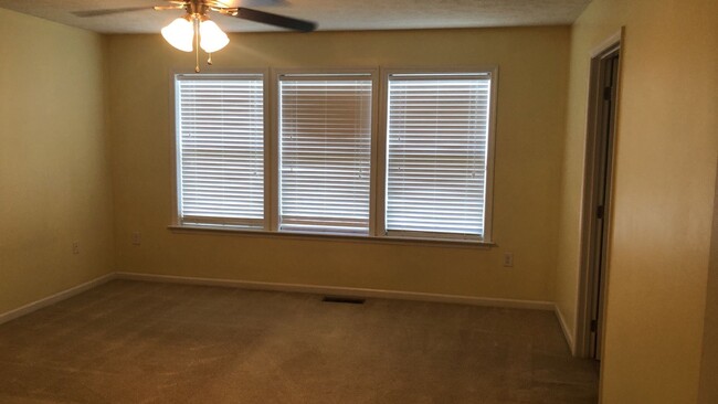 Building Photo - 3 Bedroom, Bonus Room and 3.5 Bathroom Tow...