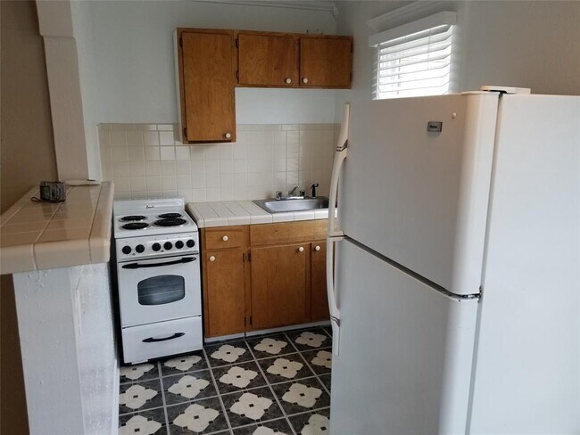 Building Photo - 1230 Cortlandt St