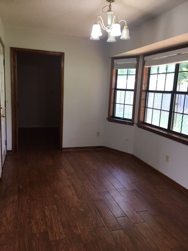 Building Photo - Cozy 3 Bed 2 Bath Available in April! Appl...