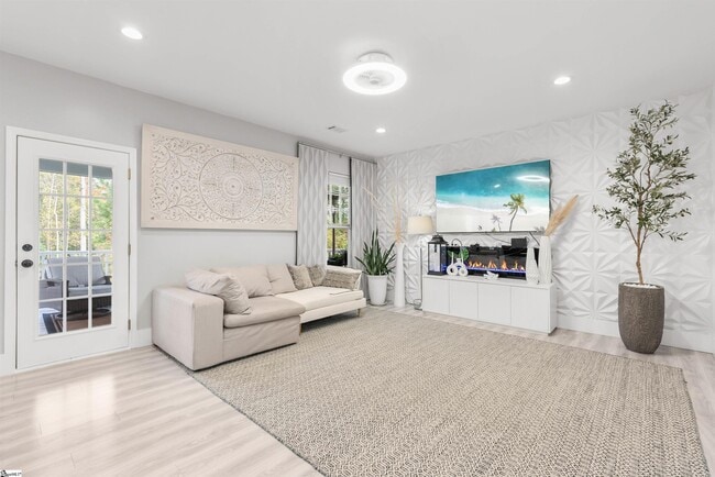 Building Photo - 154 S Lake Emory Dr