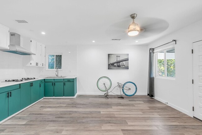 Building Photo - Beautiful newly remodeled modern 2 Bed + 2...