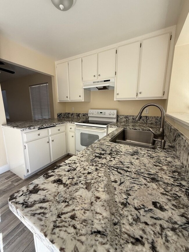 Building Photo - Spacious 2-Bedroom, 1-Bathroom Home in Sou...