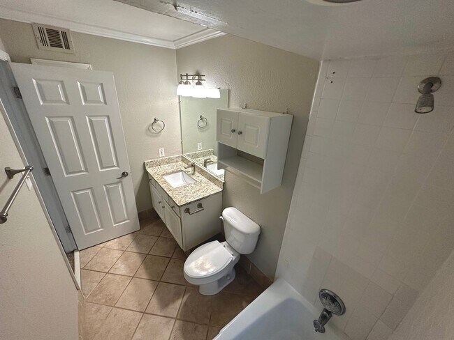 Building Photo - Spacious Condo in Prime Sandy Springs Location – Gated Community with Pool!