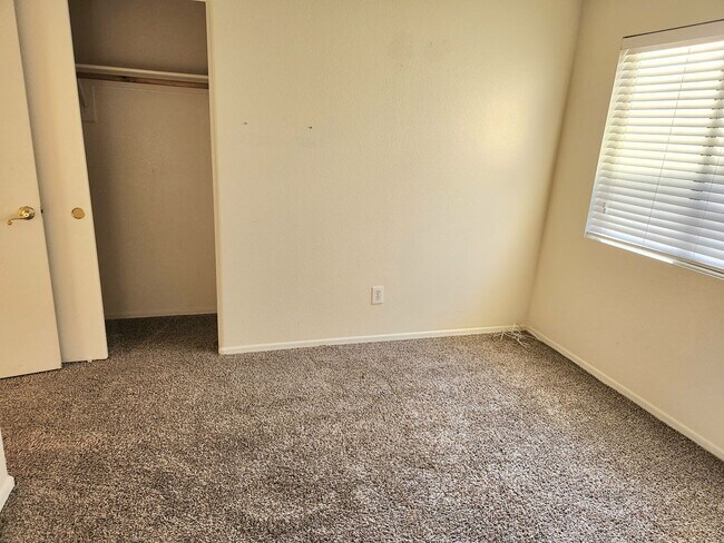Building Photo - Rental Home Available in Surprise!