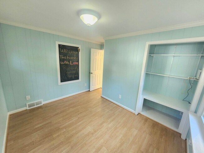 Building Photo - Spacious 4bd apt | Laundry hooks ups | Off street parking