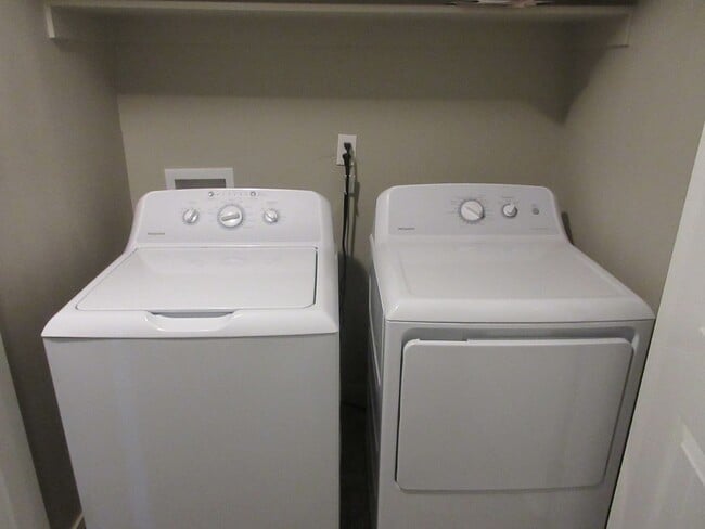 Building Photo - ** Move-in Discount** 3 Bedroom - 2.5 bathroom - in the heart of Cedar City!