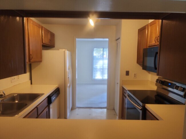 Building Photo - 4100 Sedgewood Dr
