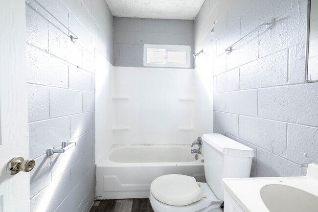 Building Photo - 2 Bed, 1 Bath %50 OFF FIRST MONTH'S RENT!